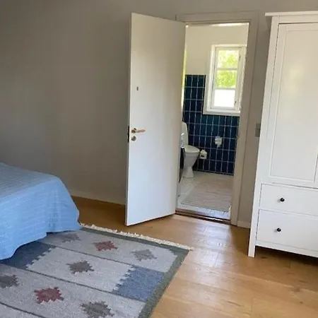 Semesterbostad Nordic-Style Summer House With Private Lake *