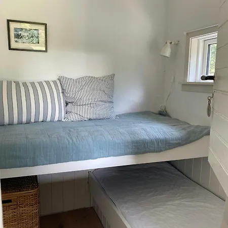 Semesterbostad Nordic-Style Summer House With Private Lake *