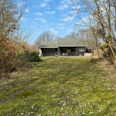 Semesterbostad Nordic-Style Summer House With Private Lake Frorup