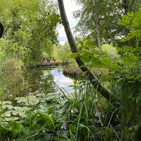 Semesterbostad Nordic-Style Summer House With Private Lake